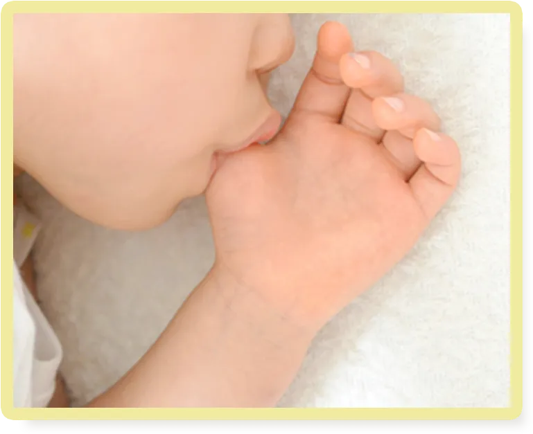 指しゃぶりをする子どもの写真