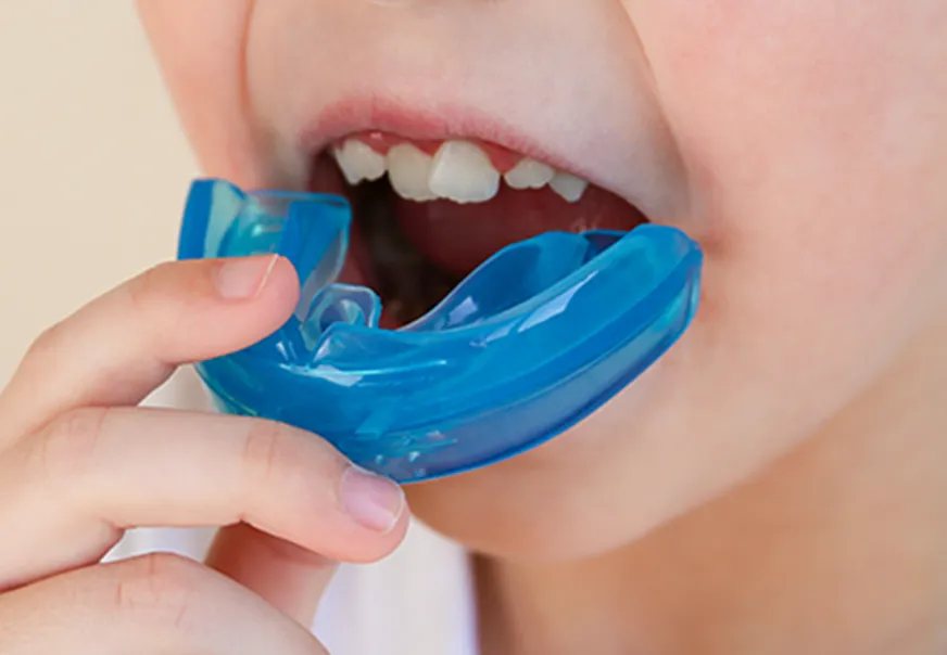 プレオルソを装着しようとする子どもの様子