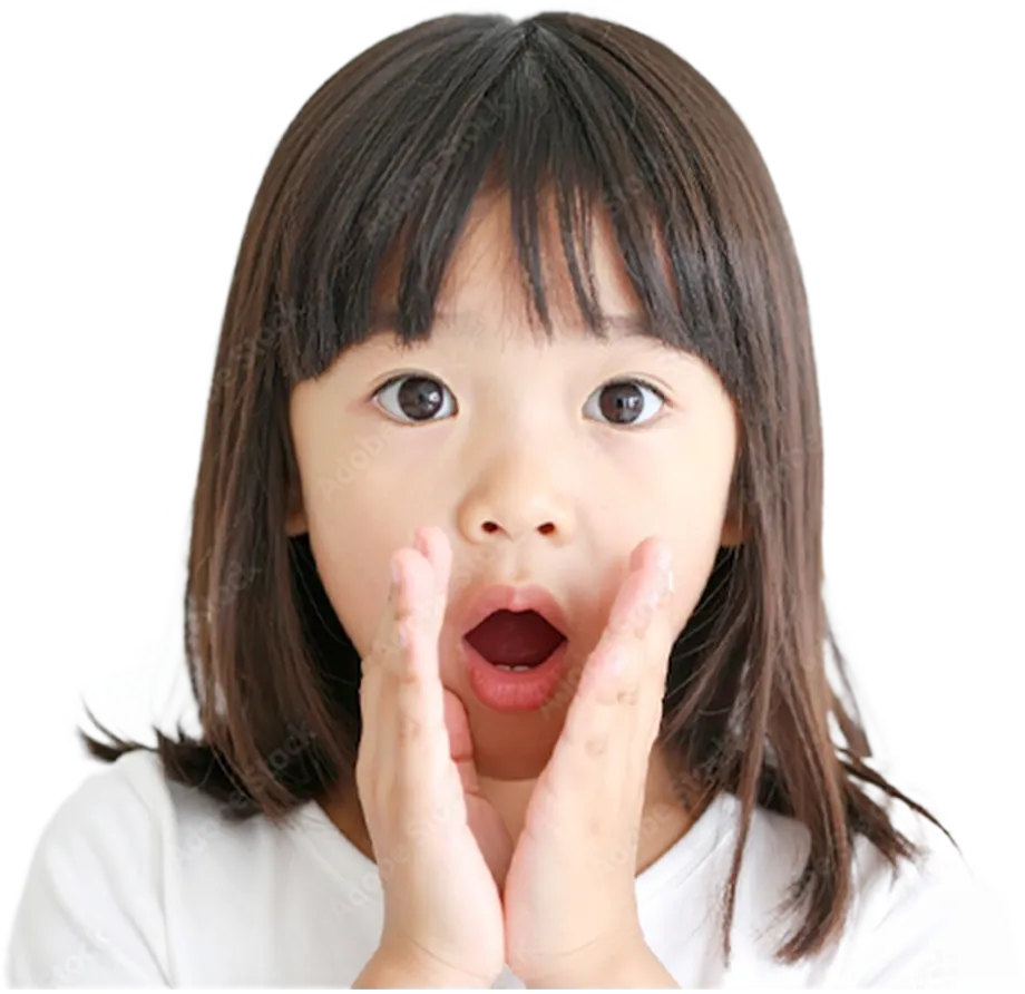 両手を口元に添える女の子の写真