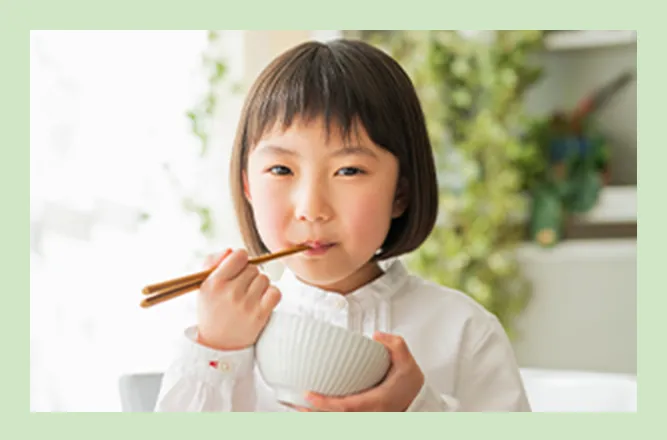 ご飯を食べる子どもの写真