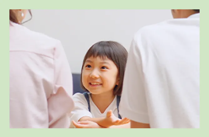 両親と話している子どもの写真