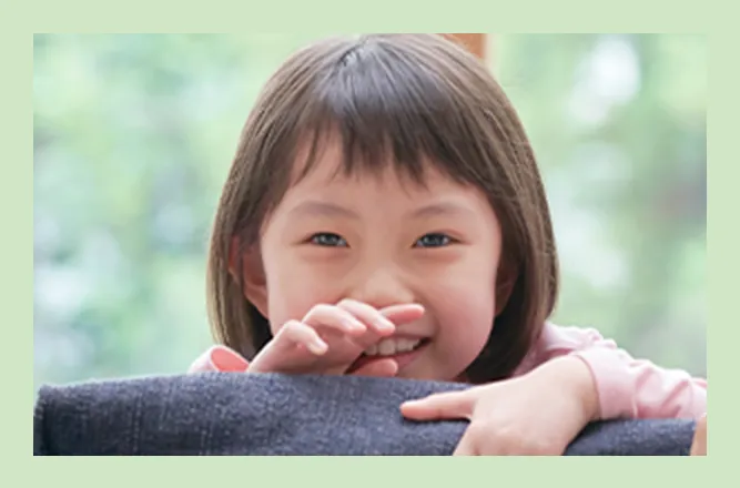 手をかけている子どもの写真