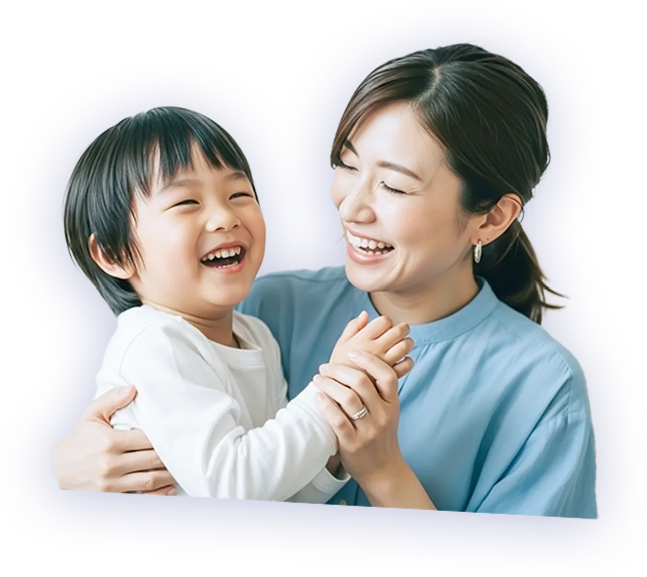 子どもを優しく抱きしめている写真