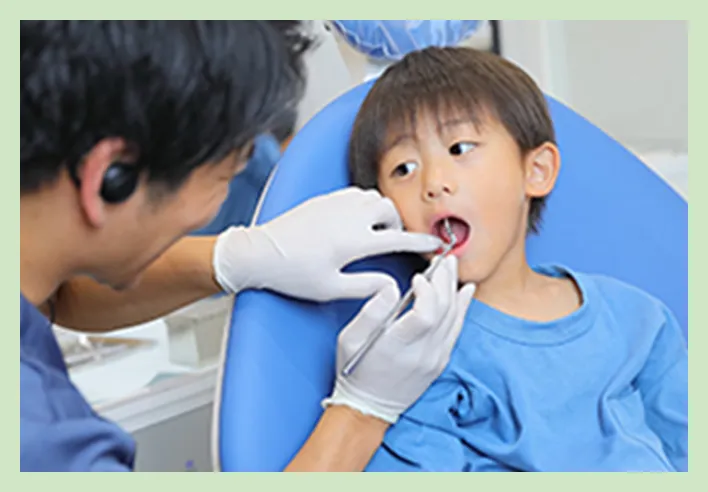 歯科医院で診察を受ける子どもの写真