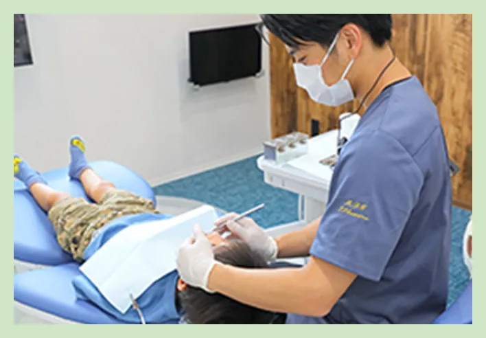 歯科医院で診察を受ける子どもの写真